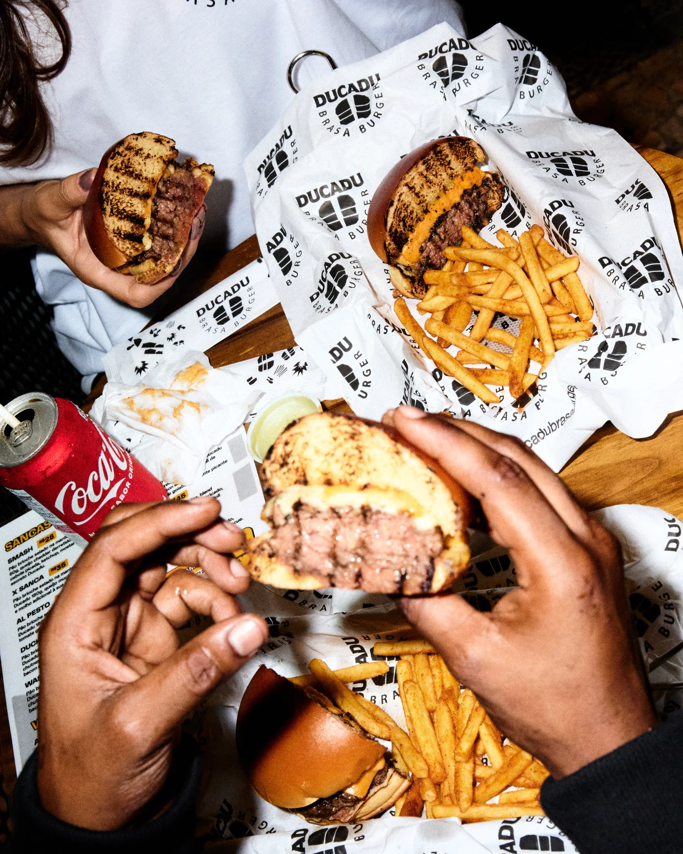 Mesa com burgers Ducadu